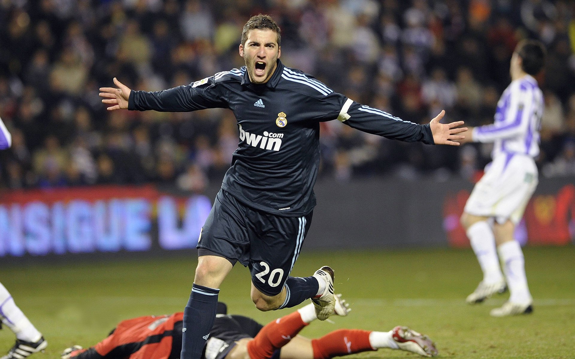 皇家马德里主场3-0战胜皇家社会,取得胜利,皇家马德里3连冠